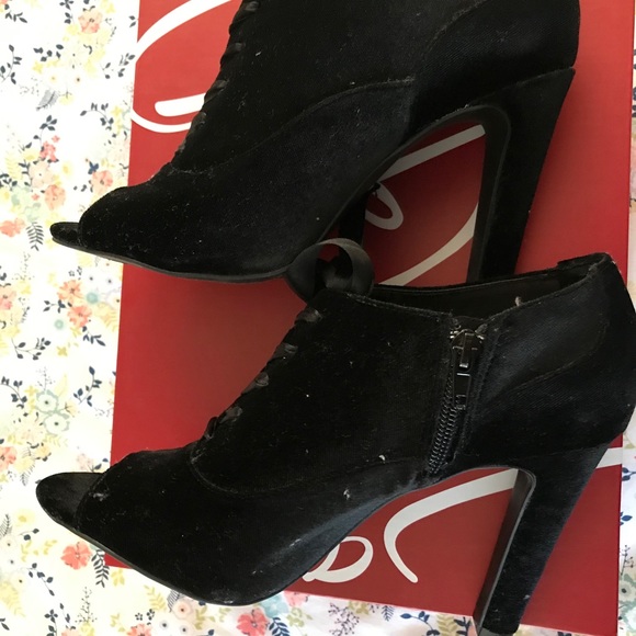 Black velvet shoes only worn once—size 7 1/2 - Picture 4 of 7